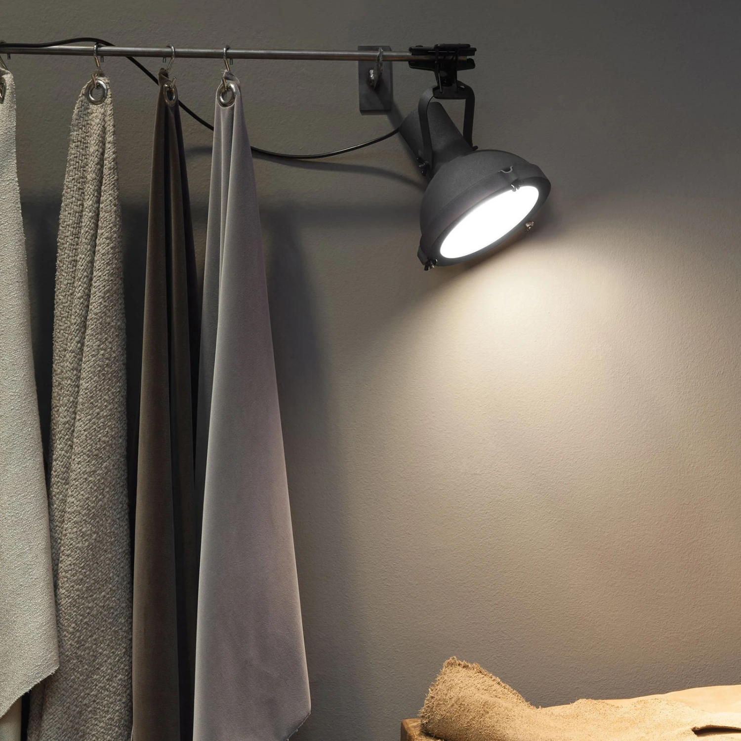 Nemo Projecteur 165 Lampe à Pince, Bleu Nuit 5 Nemo Projecteur 165 Lampe à Pince, Bleu Nuit – Image 3