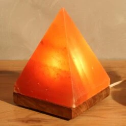 Lampe De Sel Pyramide Avec Socle, Ambre