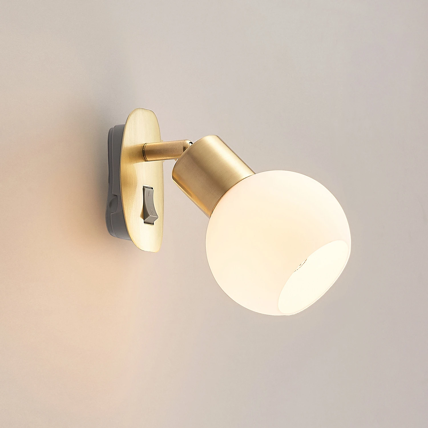 Lindby Lioma Lampe Sur Prise, Inclinable, Laiton 6 Lindby Lioma Lampe Sur Prise, Inclinable, Laiton – Image 4